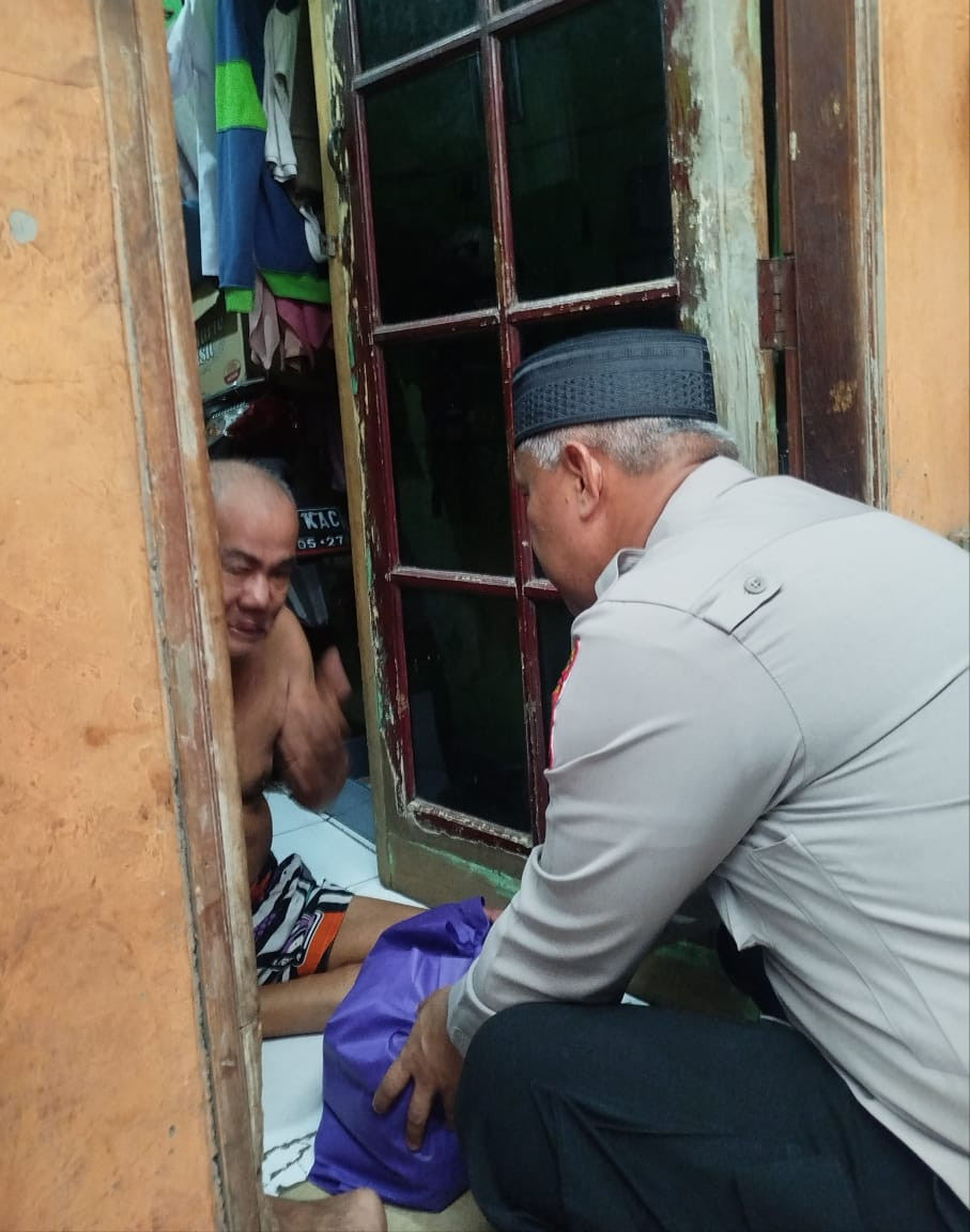 Kepedulian Kapolsek Pondok Gede Menjenguk Warga Sakit Lanjut Usia Di Jatimakmur