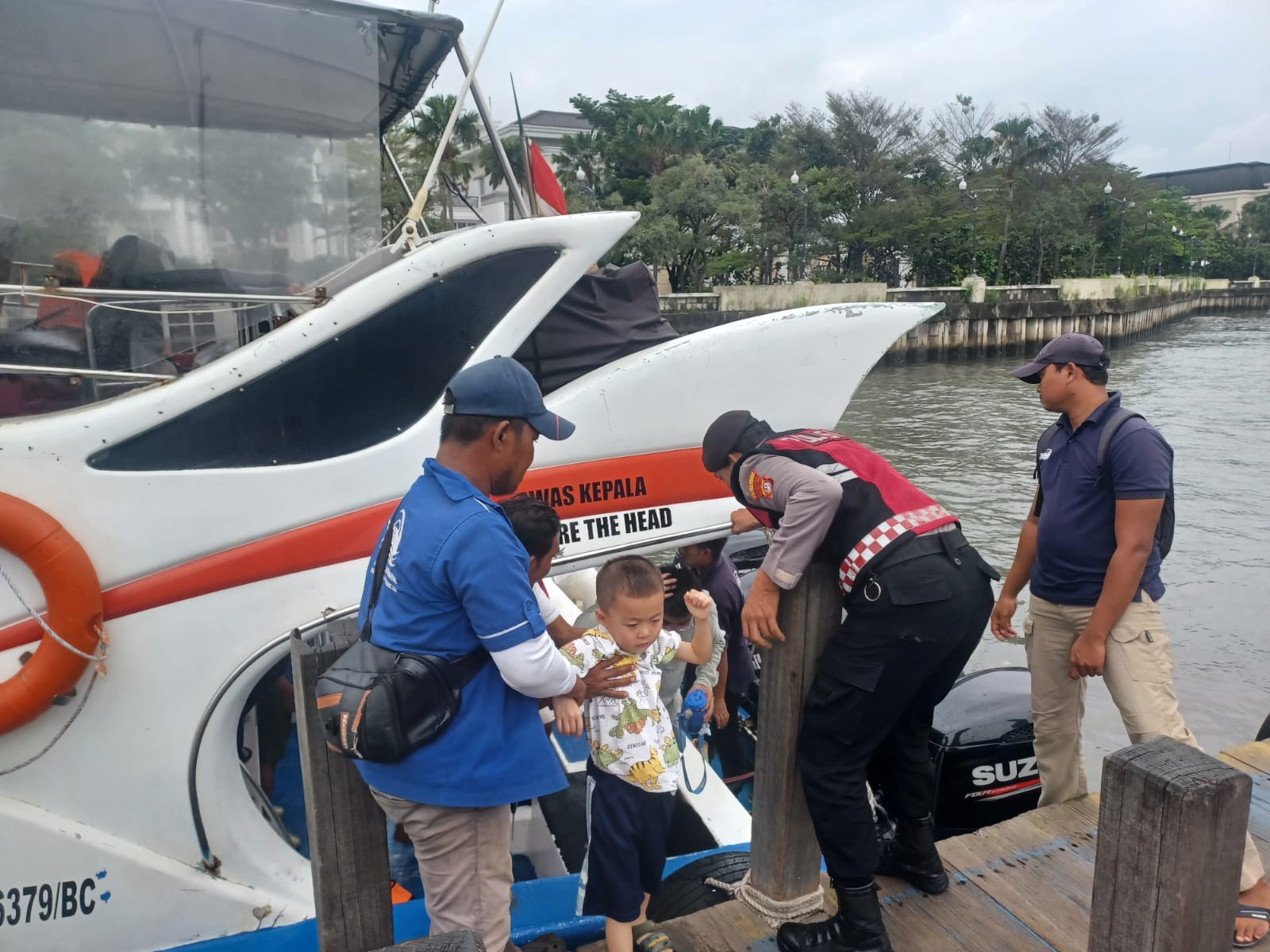 Polisi Polres Kepulauan Seribu Bantu Penumpang Turun dari Kapal di Dermaga 16 Marina Ancol