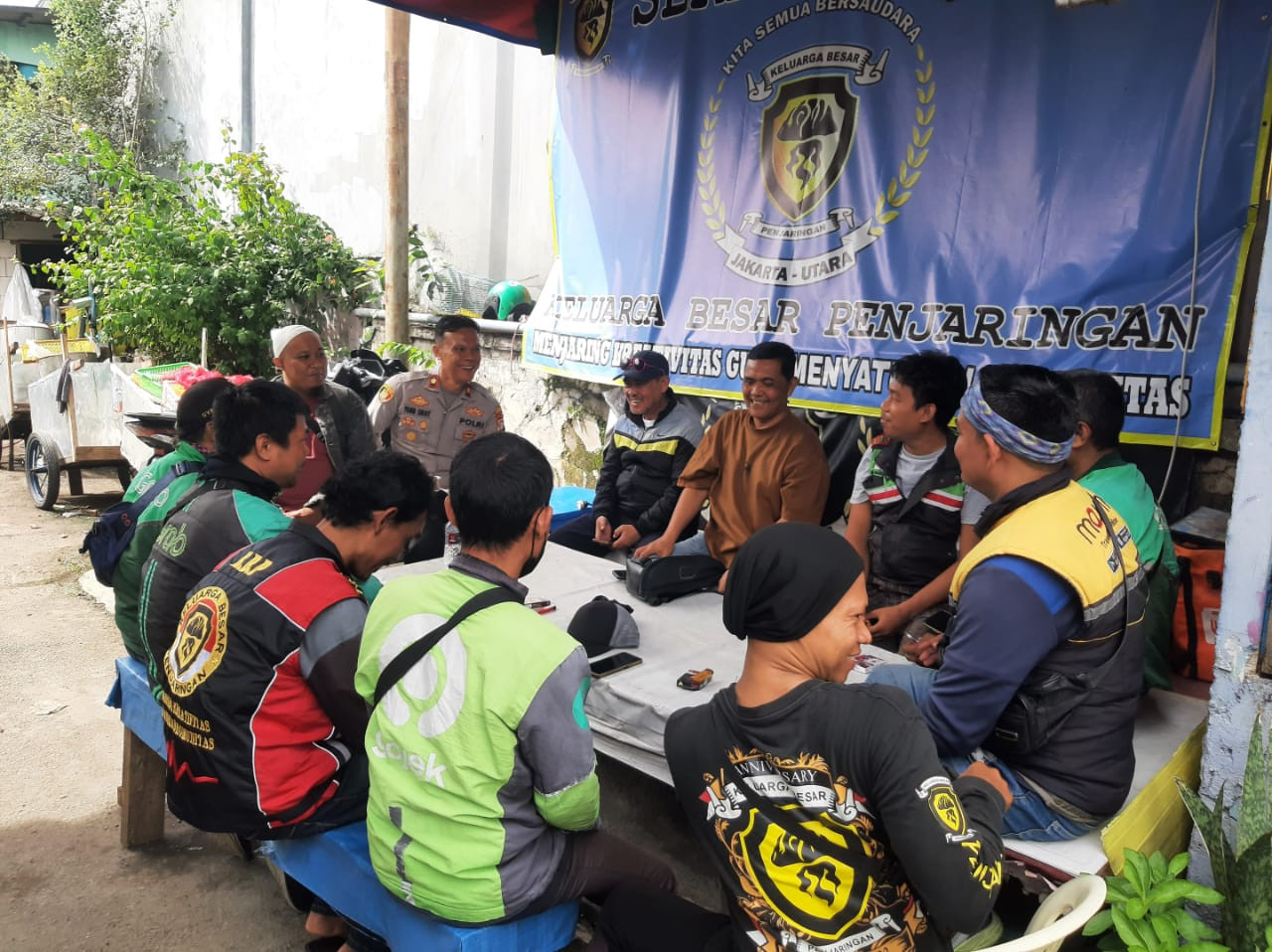 Jaga Jakarta, Jaga Lingkungan: Polsek Metro Penjaringan Lakukan Cooling System Bersama Komunitas Ojol