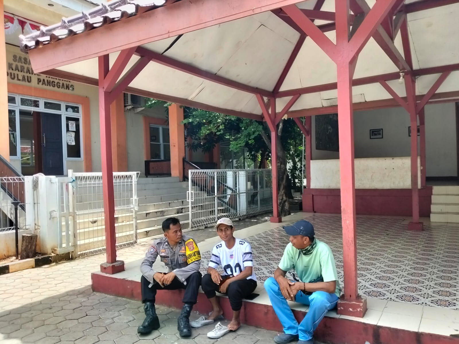 Bhabinkamtibmas Pulau Panggang Intensifkan Sambang Warga, Tekankan Antisipasi 3C dan Layanan 110