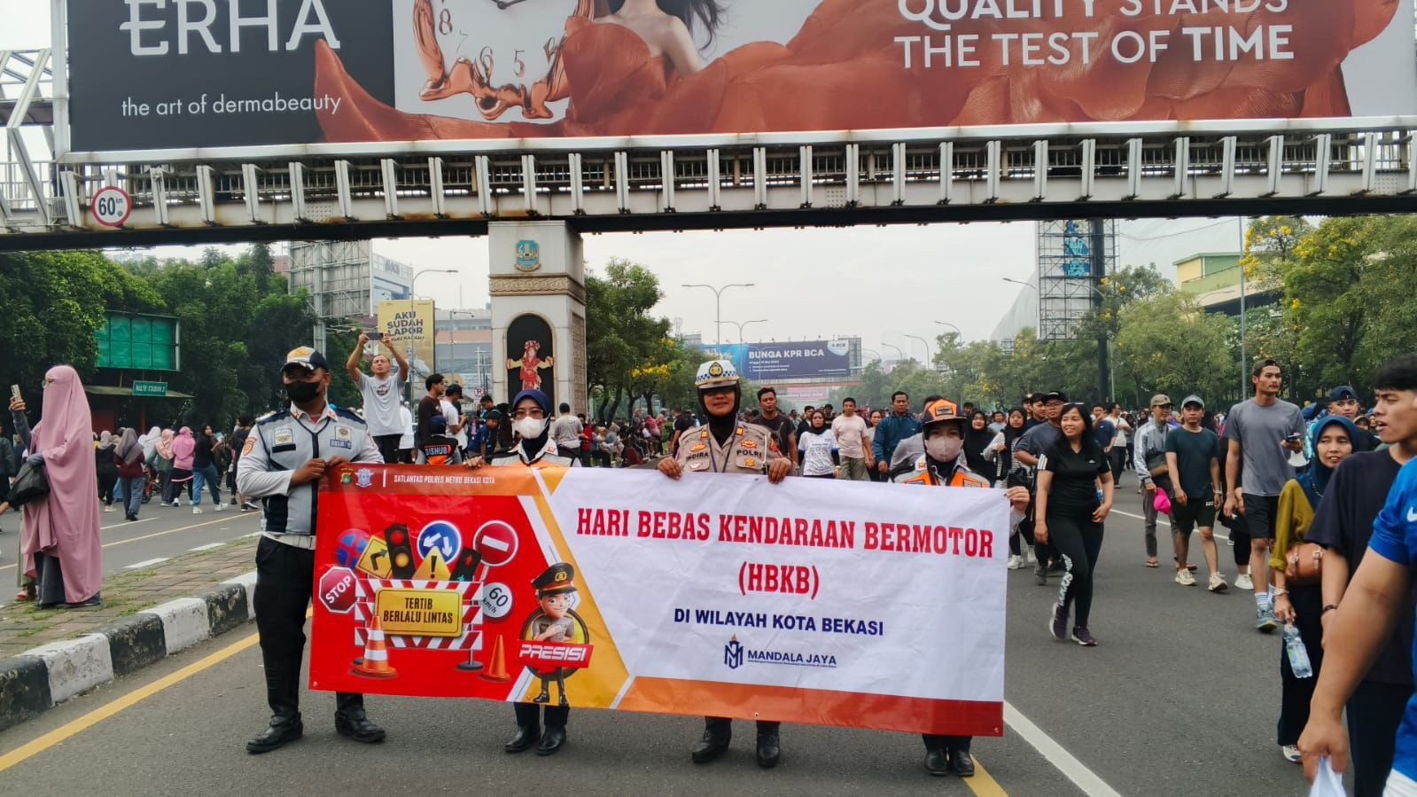 Satlantas Polres Metro Bekasi Kota Unit Kamsel Laksanakan Sosialisasi HBKB dan Kampanye Keselamatan Berlalu Lintas di Jalan Ahmad Yani