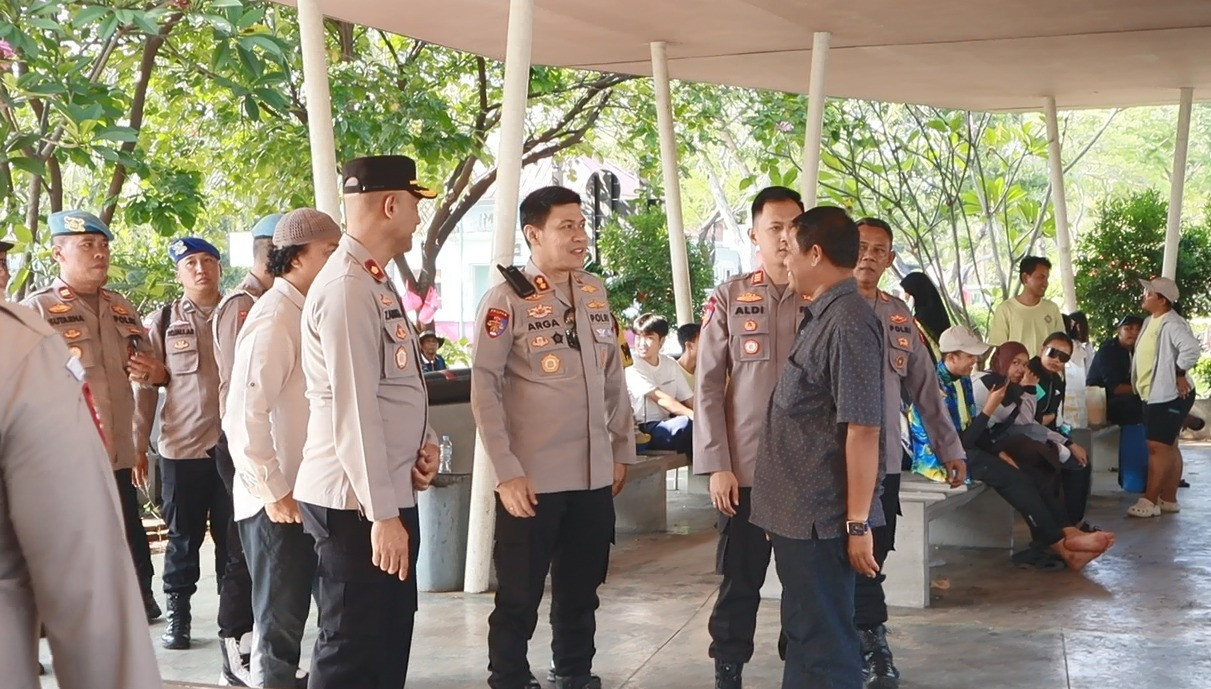Kapolres Kepulauan Seribu Pantau Pengamanan di Dermaga Marina Ancol 16 dan 17, Pastikan Keamanan Keberangkatan Wisatawan