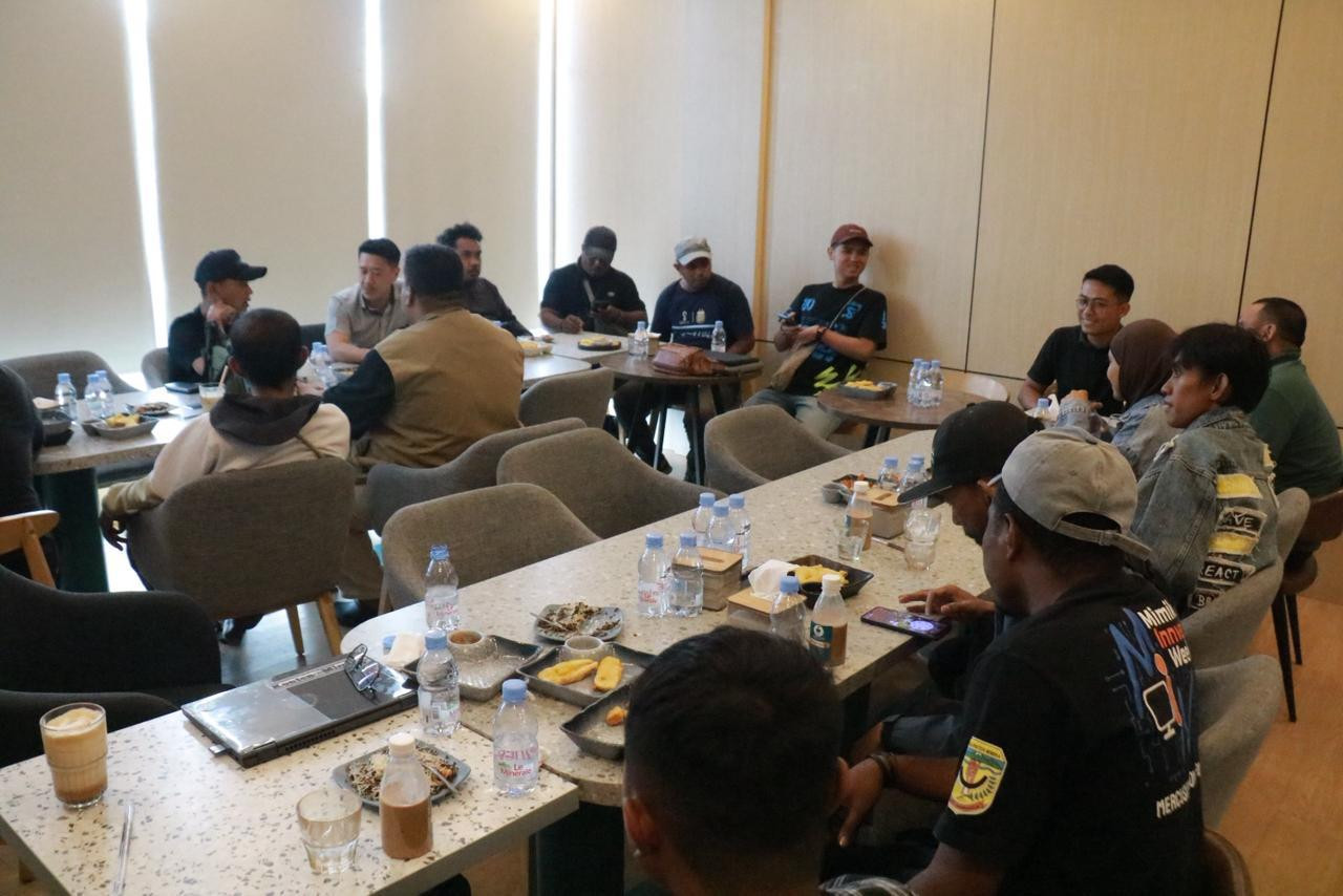 Perkuat Sinergi Informasi, Satgas Damai Cartenz Jalin Silaturahmi dengan Wartawan di Timika