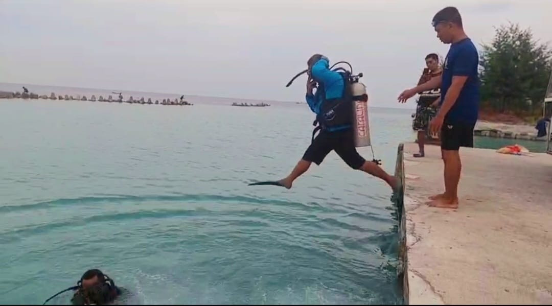 Respons Cepat dan Humanis, Anggota Polsek Kepulauan Seribu Selatan Berhasil Temukan HP Wisatawan yang Jatuh ke Laut di Dermaga Pulau Pari