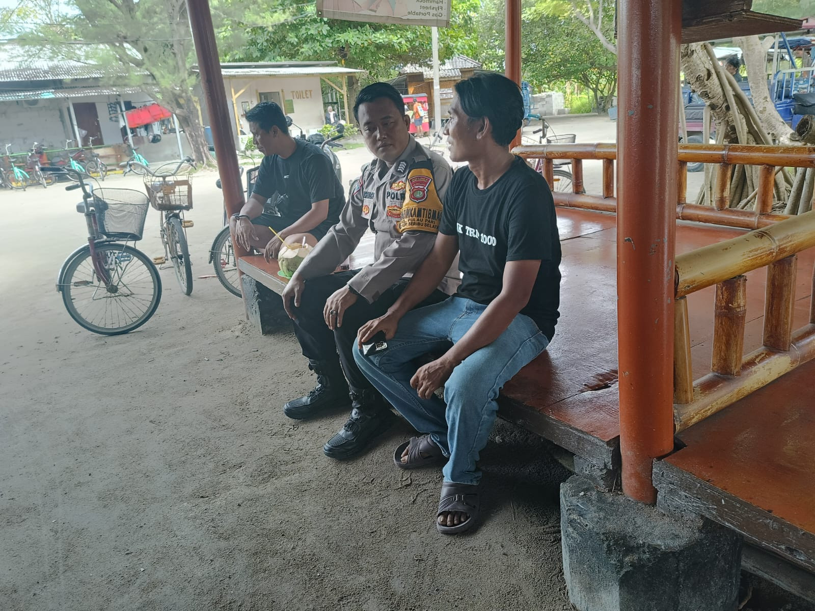 Bhabinkamtibmas Pulau Pari Keliling Kampung, Ingatkan Warga Waspada 3C dan Segera Lapor 110