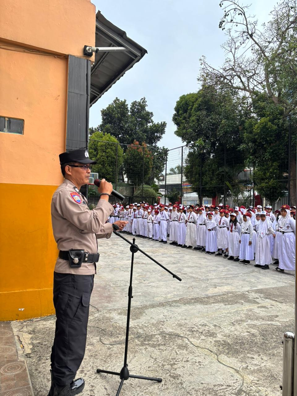 Bhabinkamtibmas Desa Bendungan Sampaikan Imbauan Anti-Bullying Saat Jadi Pembina Upacara di SD Negeri 01 Ciawi