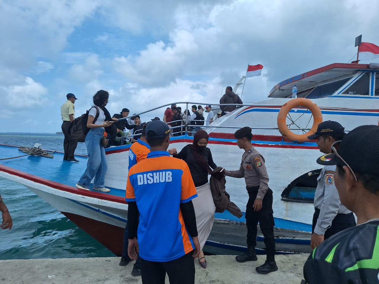Polisi Bantu Penumpang dan Amankan Dermaga Pulau Harapan
