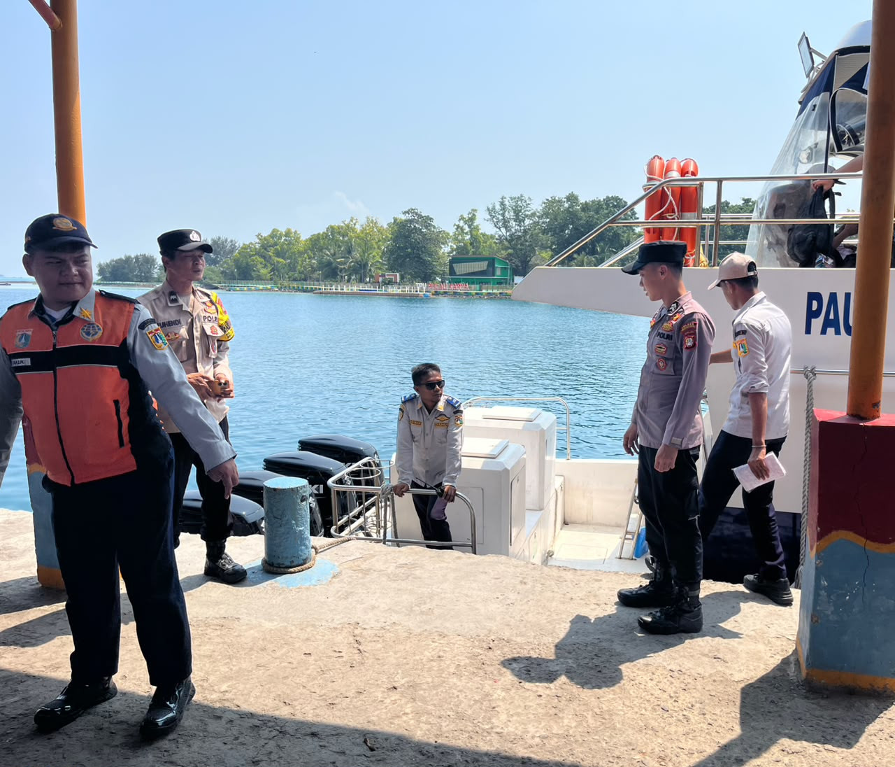 Layanan Polisi 110 Disosialisasikan, Polisi Siaga di Dermaga Kedatangan Kepulauan Seribu Jaga Wisata Tetap Aman