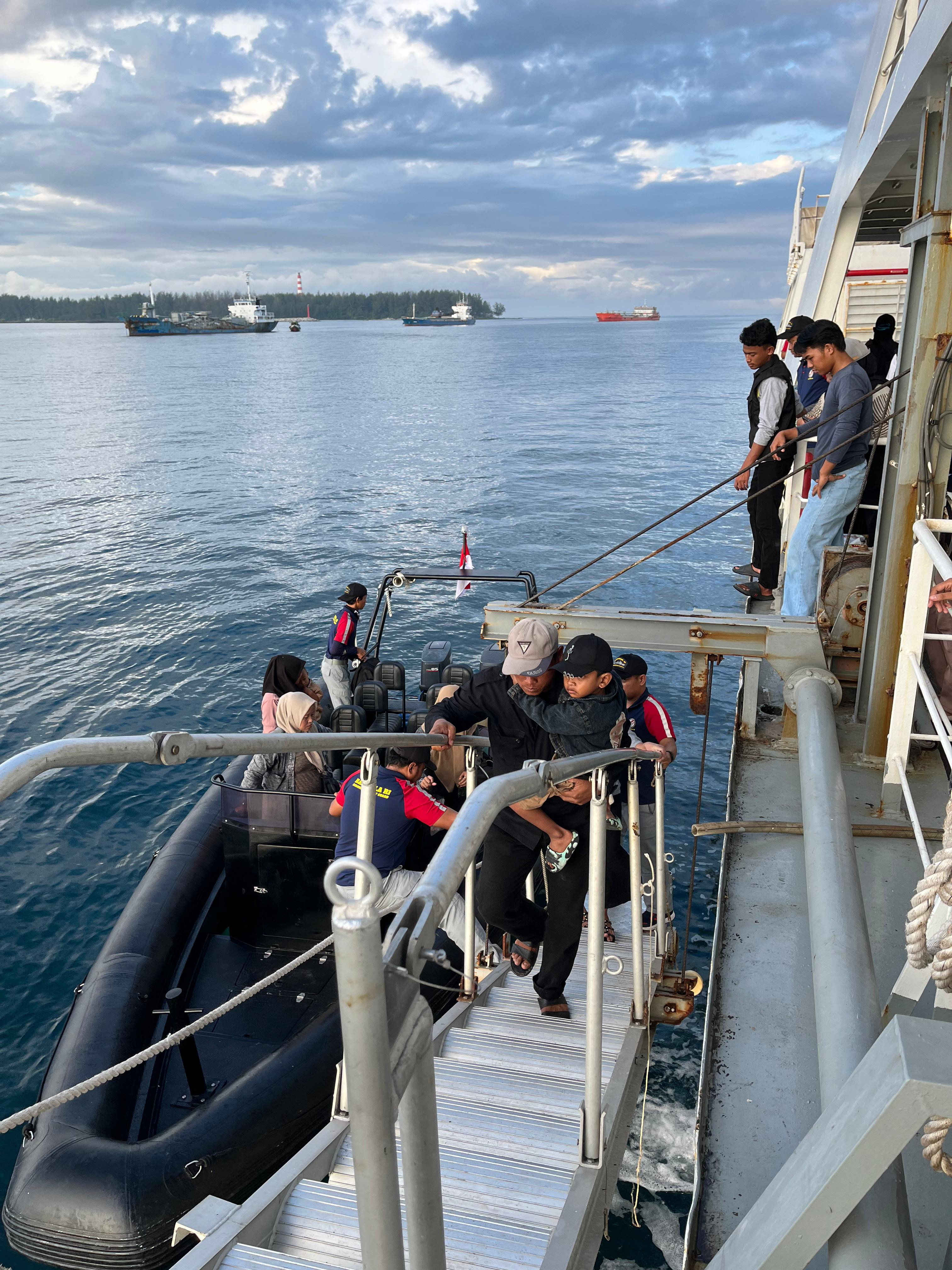 Bakamla RI Bersama Rapala Bengkulu Laksanakan Perbantuan Transportasi Warga ke Pulau Enggano