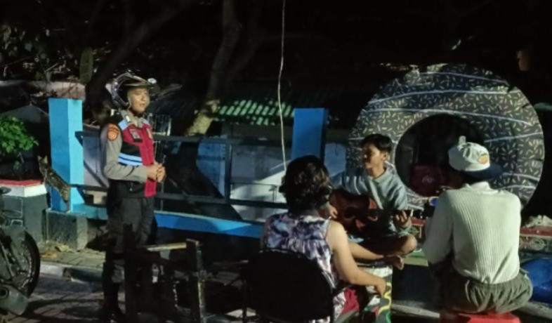 Polisi Baik dan Humanis, Polsek Kepulauan Seribu Selatan Patroli Malam Pastikan Keamanan Rumah Kosong yang Ditinggal Pemudik
