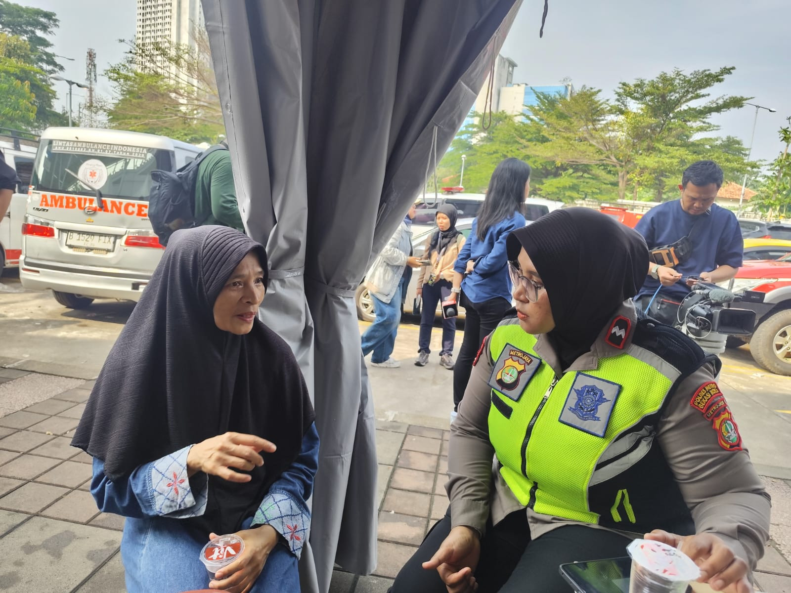 Polwan Dampingi Keluarga Korban Kecelakaan Kereta di Bekasi Timur
