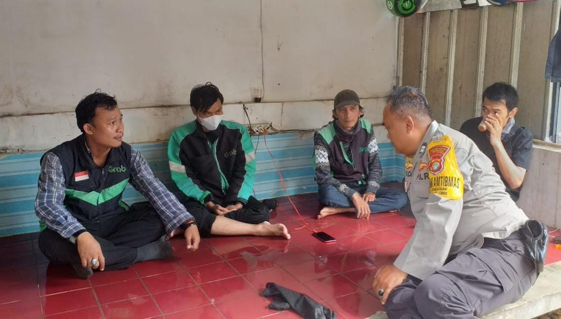 Jaga Kondusivitas Wilayah, Bhabinkamtibmas Pengasinan Sambangi Pangkalan Ojol