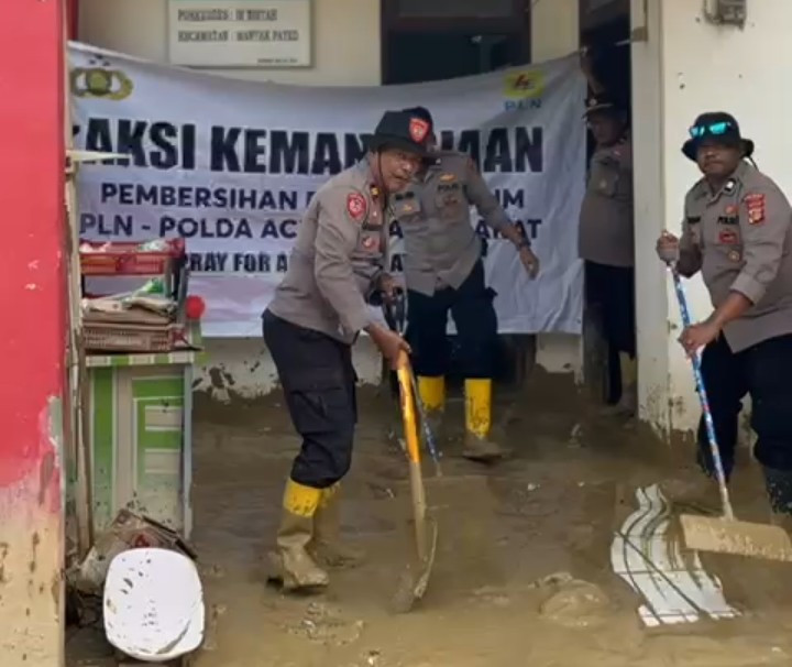 Polres Langsa Bersama PLN dan Warga Laksanakan Aksi Kemanusiaan Pascabanjir di Aceh Tamiang