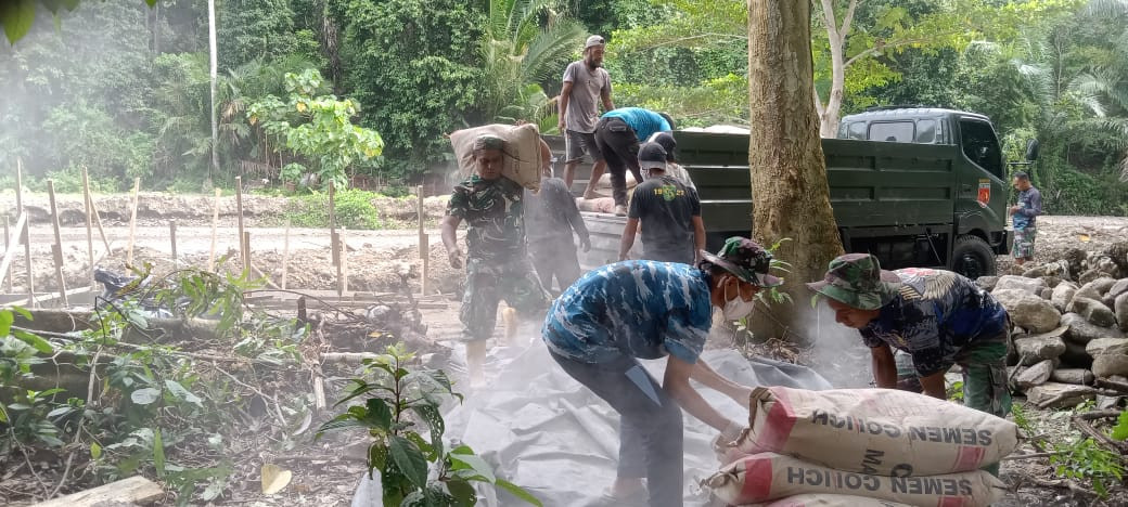 Semangat Gotong Royong, Prajurit TNI Satgas TMMD Ke-123 Kodim 1510/Sula Turunkan Material Semen Untuk Pembangunan Talud