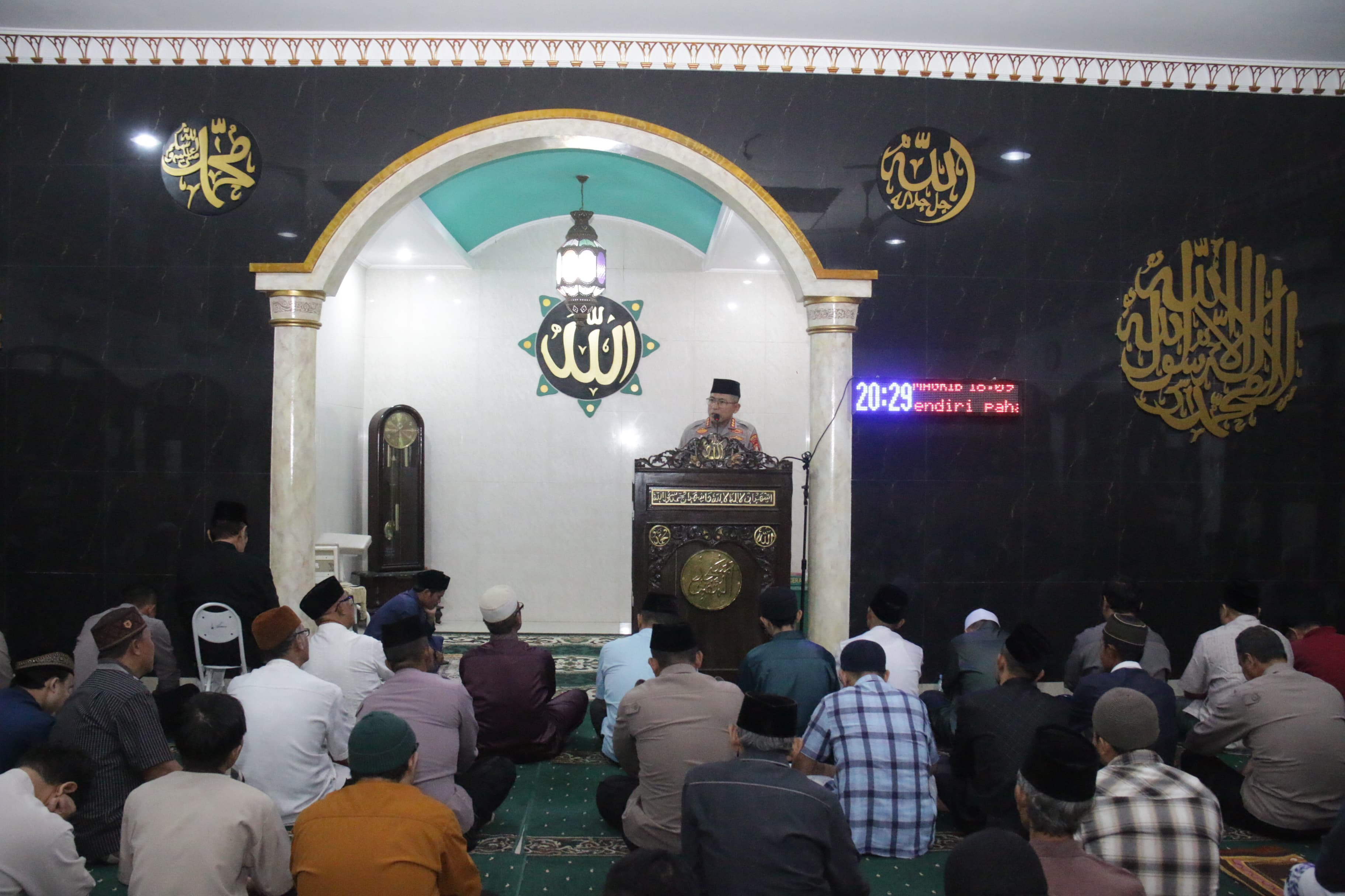 Kapolres Metro Jakarta Utara Gelar Tarawih Keliling di Masjid Al-Muttaqien, Ajak Masyarakat Jaga Keamanan Ramadhan
