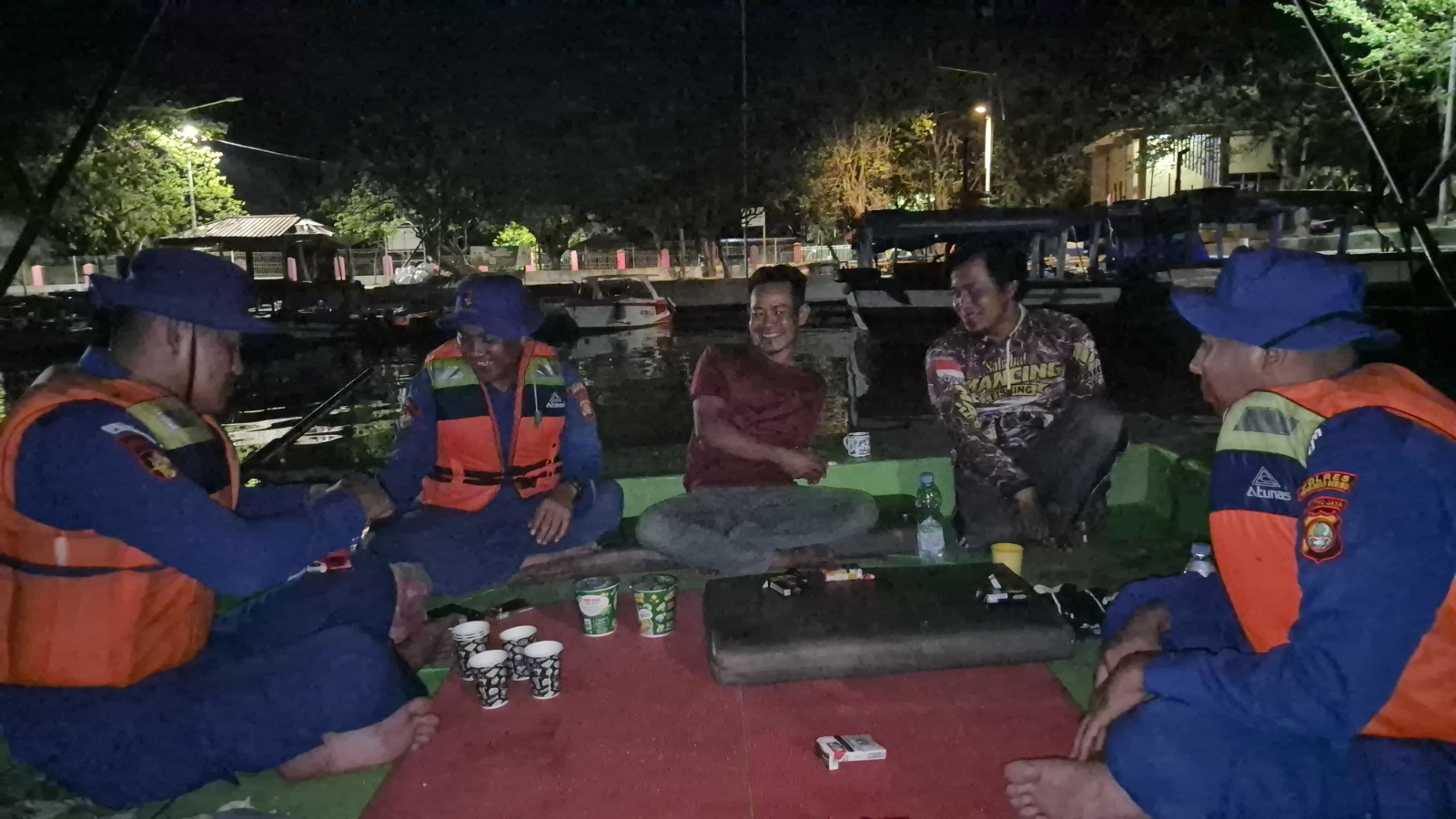 Ngopi Kamtibmas di Tengah Laut, Polairud Polres Kepulauan Seribu Ingatkan Nelayan Waspada Hoaks dan Cuaca Ekstrem