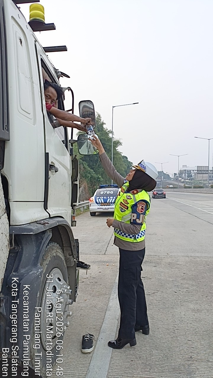 Kompol Darmarwati Tegur Truk Parkir di Bahu Tol CSI, Pengemudi Diingatkan Patuhi Aturan