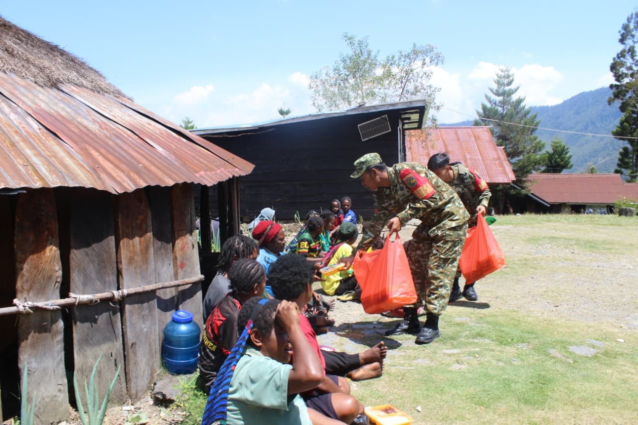 HUT Ke-81 TNI Tahun 2026, Kodim 1714/Puncak Jaya Berbagi Kasih Bersama Masyarakat Kampung Kulok Enggame
