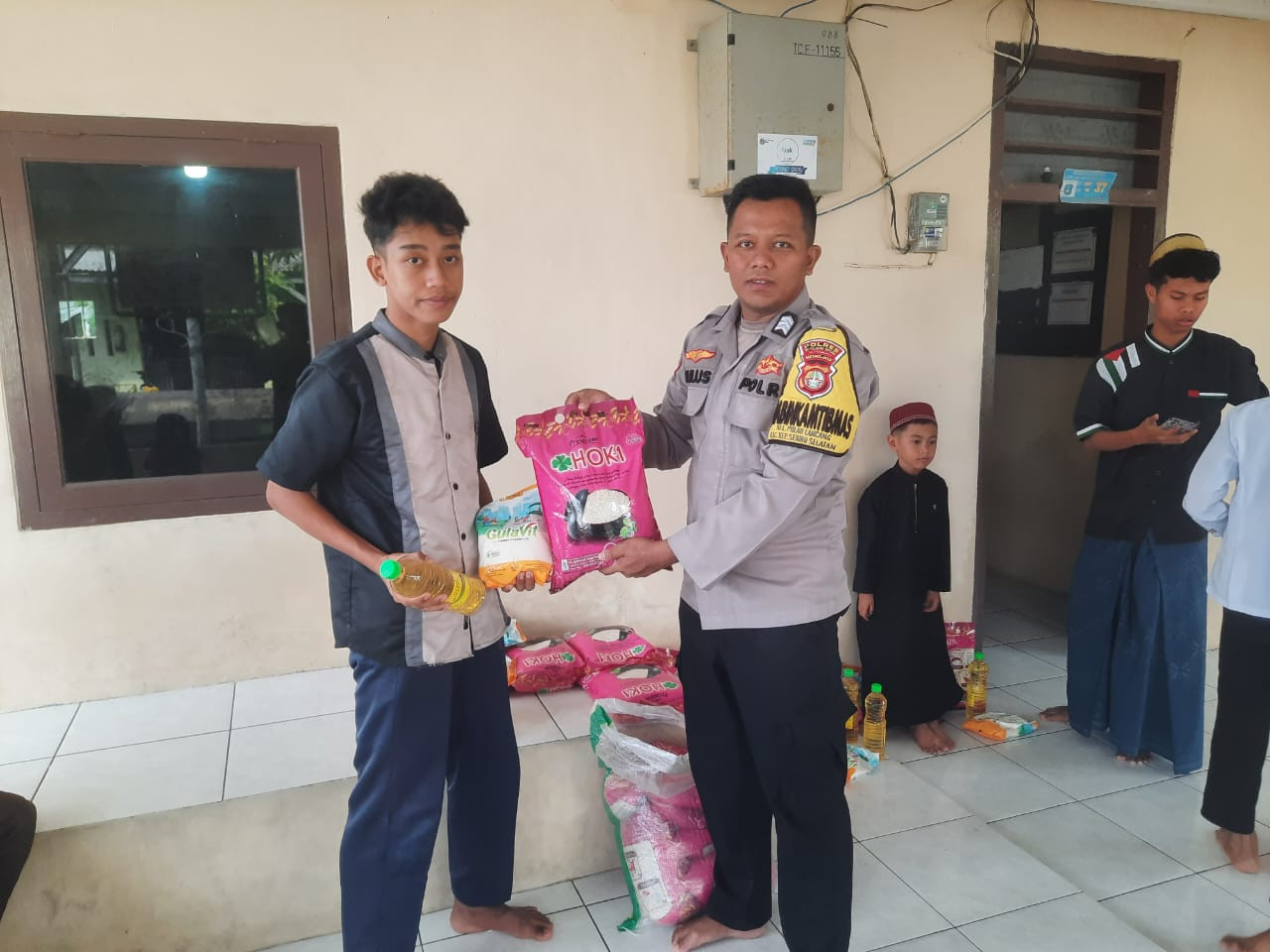 Bhabinkamtibmas Pulau Lancang Gelar Santunan untuk 25 Anak Yatim/Piatu