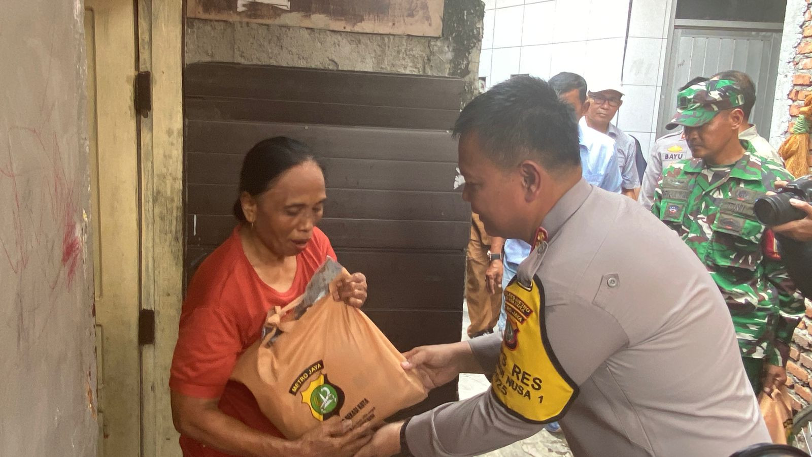 Kapolres Metro Bekasi Kota Gelar Bakti Kesehatan dan  Menyalurkan Paket Sembako Ke Warga