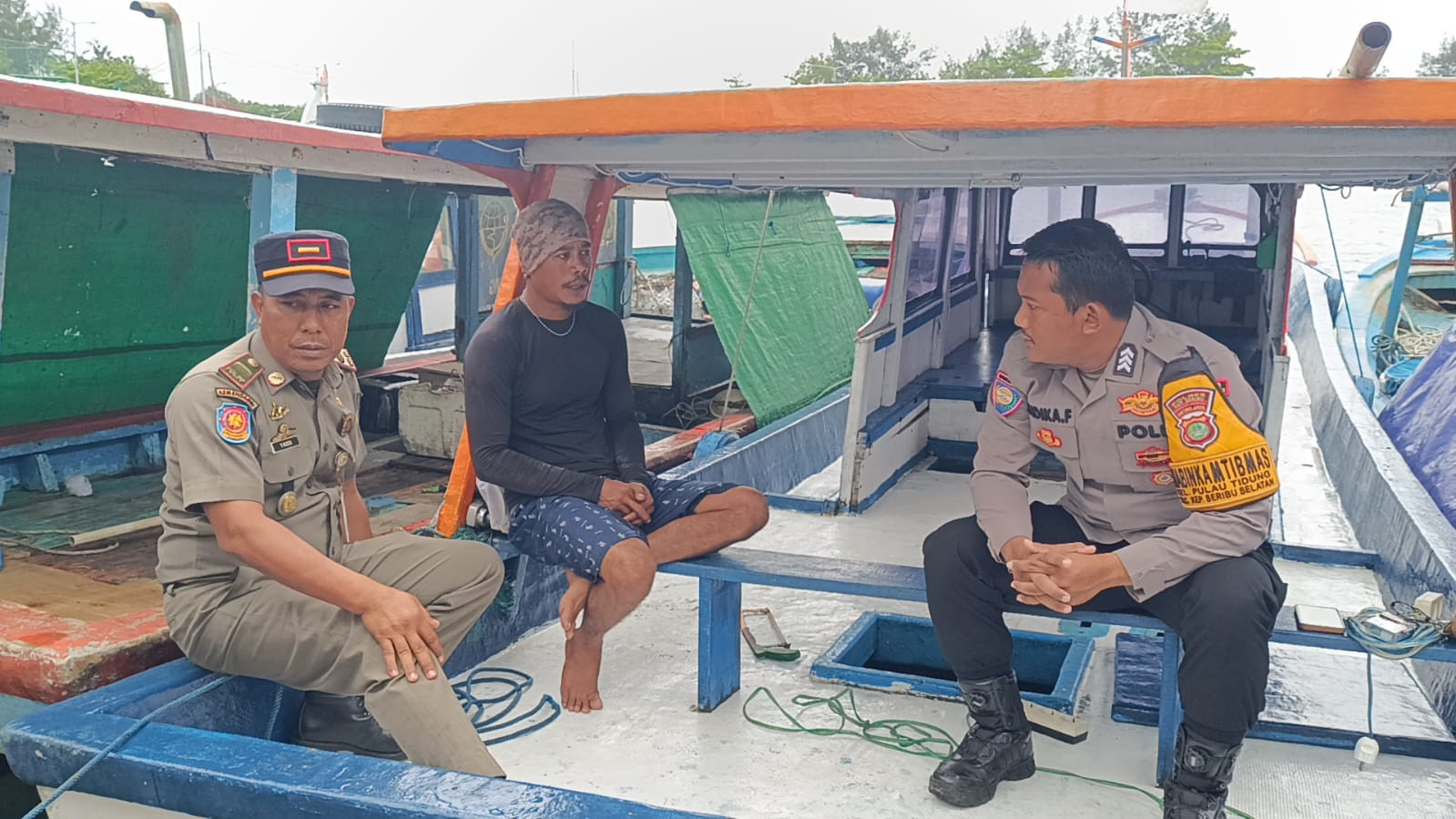 Bhabinkamtibmas Pulau Tidung Sambang Warga, Ajak Jaga Kamtibmas dan Waspada Cuaca Buruk