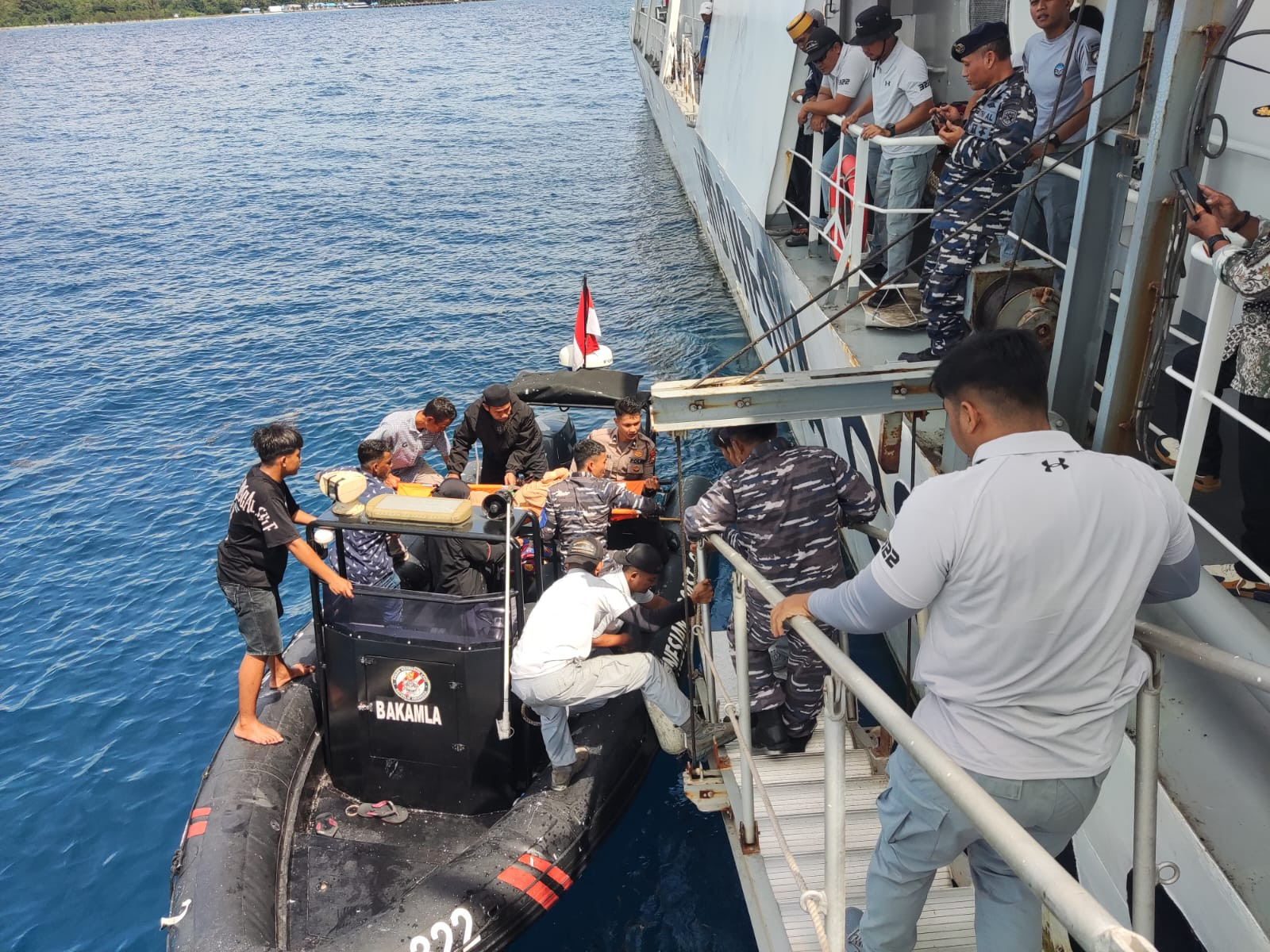 Kolaborasi TNI AL-Bakamla RI Sukses Evakuasi Warga Pulau Enggano