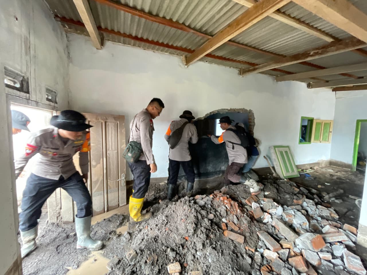 Satbrimob Polda Jawa Timur Perkuat Operasi Kemanusiaan Pasca Erupsi Semeru