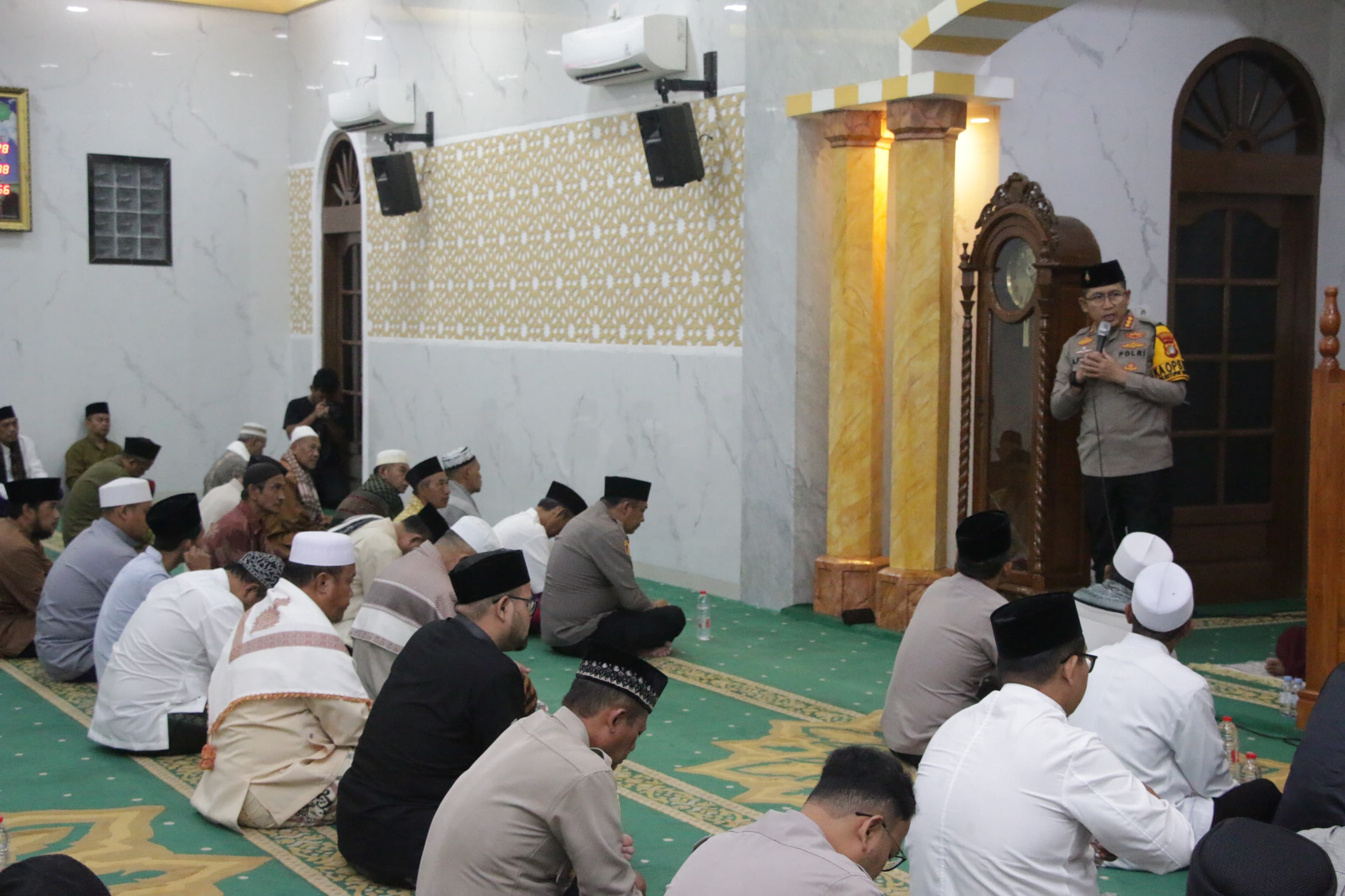 Kapolres Metro Jakarta Utara Gelar Sholat Subuh Keliling di Masjid Jami At Taqwa, Ajak Warga Istiqomah dan Peduli Lingkungan
