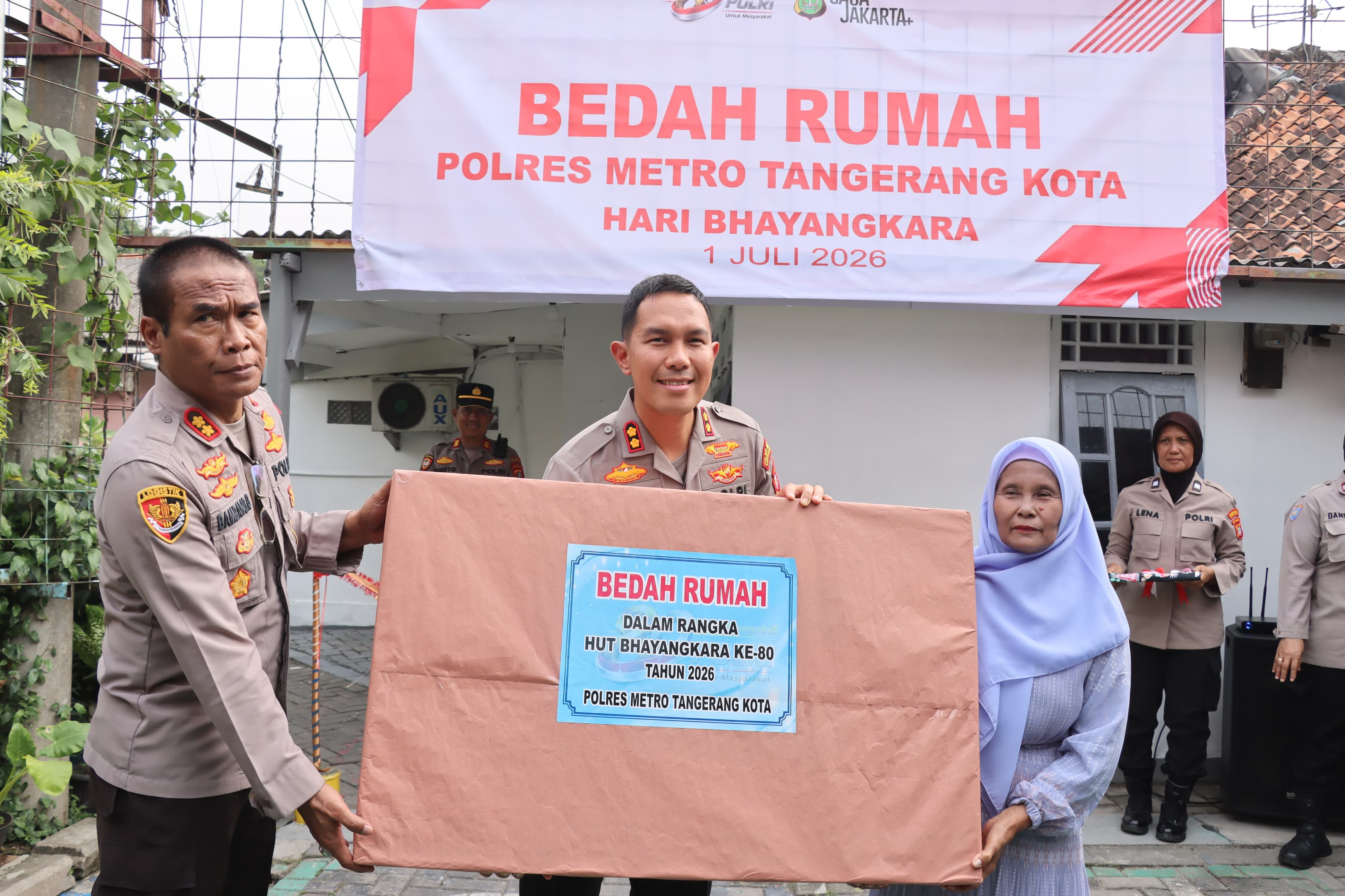 Sambut Hari Bhayangkara ke-80, Polres Metro Tangerang Kota Bedah Rumah Warakawuri di Karawaci