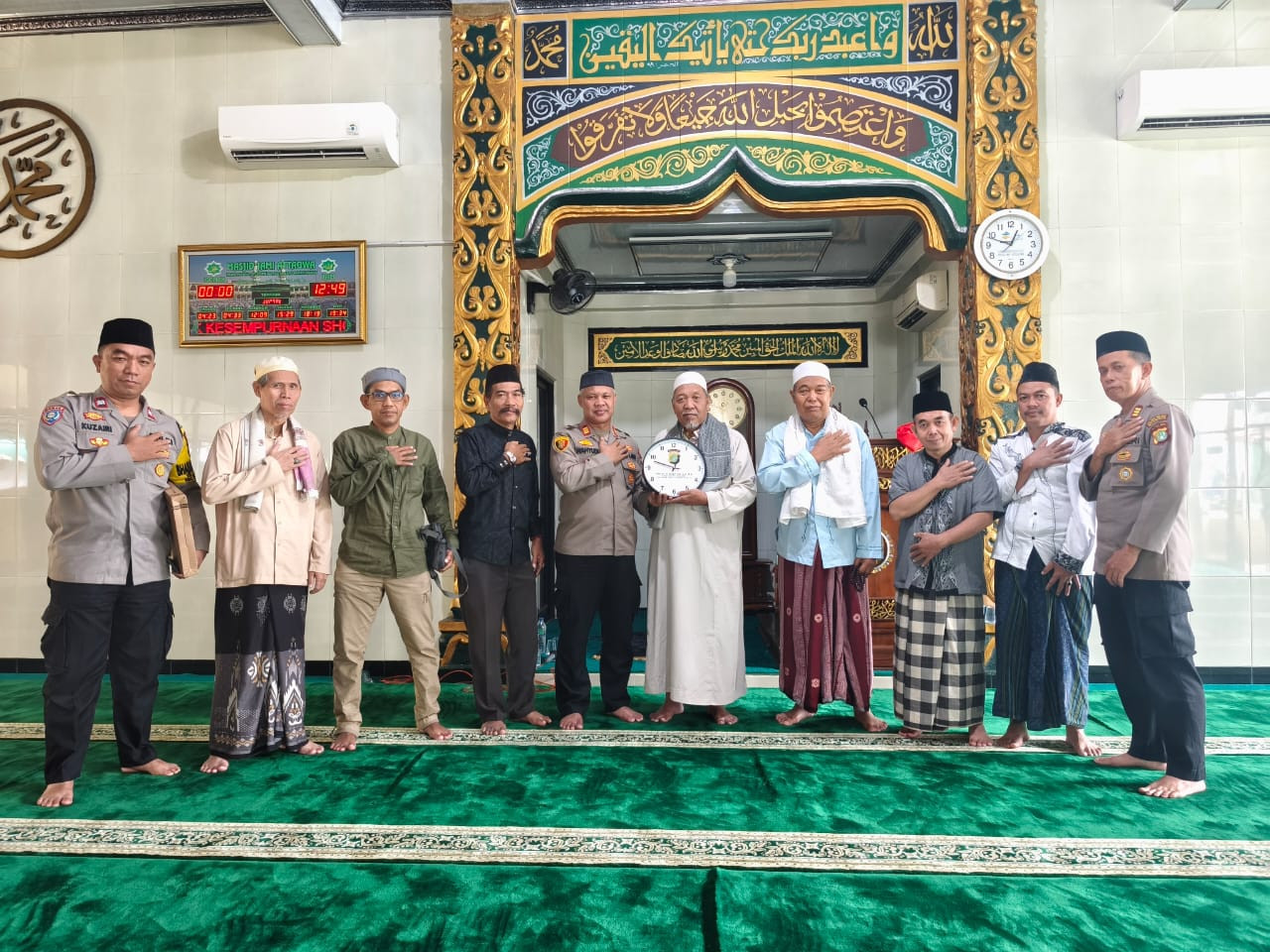 Ajak Warga Cegah Tawuran, Kapolsek Bekasi Barat Sampaikan Imbauan Kamtibmas Saat Jumat Keliling