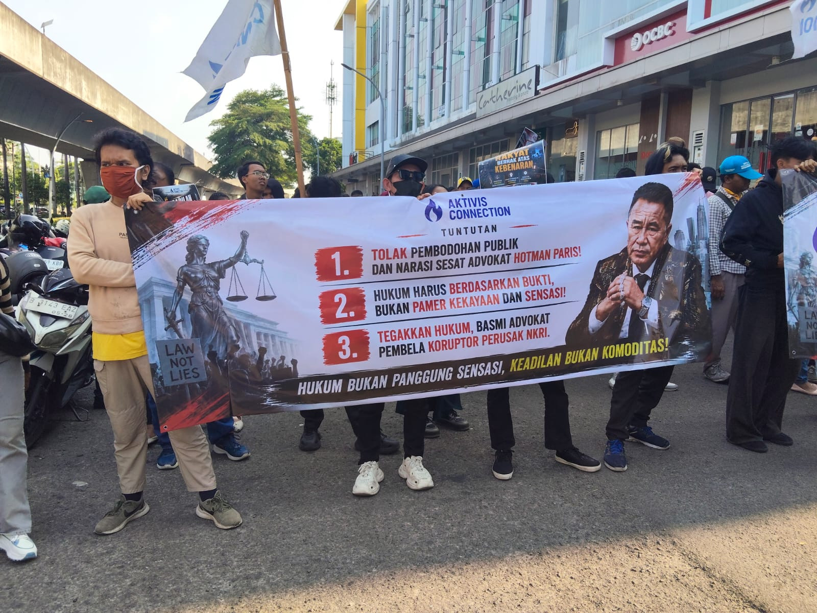 Ratusan Massa Geruduk Kantor Hotman Paris di Kelapa Gading, Polisi Siaga Amankan Aksi Unjuk Rasa