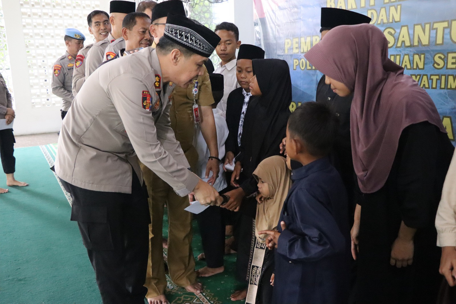 Kapolres Kepulauan Seribu Pimpin Bakti Sosial, Kesehatan dan Religi di Pulau Untung Jawa Sambut Hari Bhayangkara ke-80
