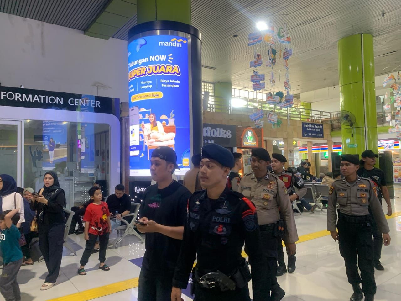 Jaga Keamanan Arus Mudik, Polsek Metro Gambir Gelar Patroli di Stasiun Gambir