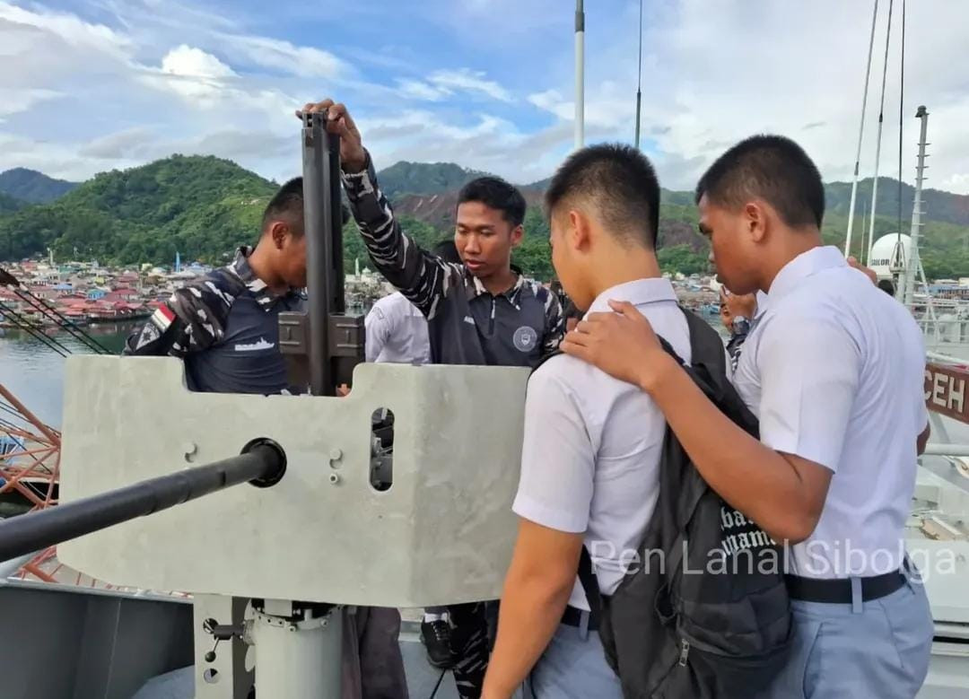 Open Ship KRI Banda Aceh-593 Sambut Siswa SMA Negeri 1 Matauli Pandan