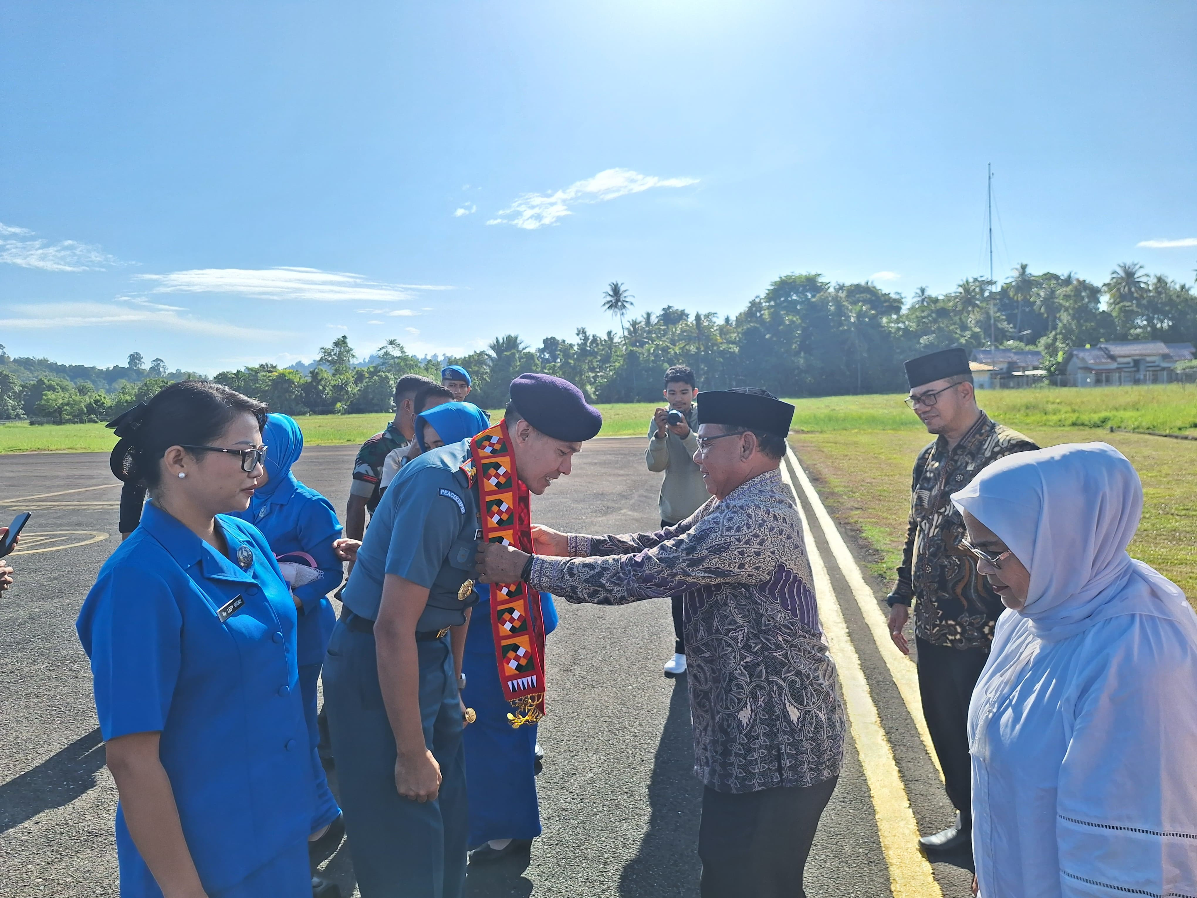 Danlanal Simeulue Disambut Dengan Tradisi Peusijeuk Oleh Forkopimda Kabupaten Simeulue