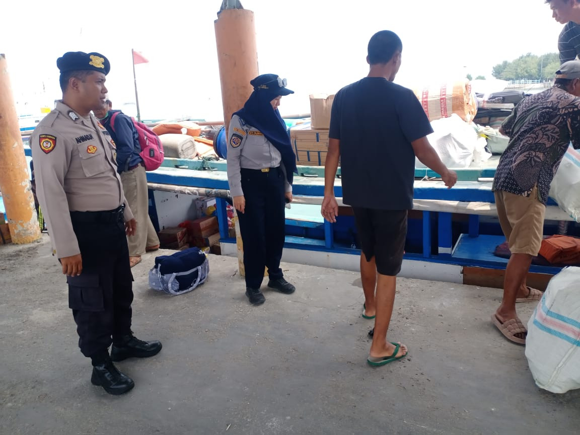 Polisi Baik Amankan Dermaga Pulau, Bantu Penumpang dan Cegah Masuknya Narkoba serta Miras