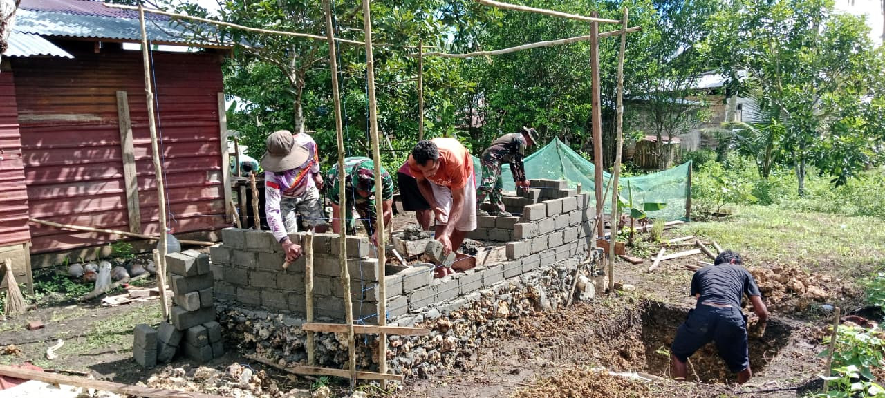 Personel Satgas TMMD Ke-127 Kodim 1514/Morotai Lanjutkan Pembangunan MCK di Desa Dehegila