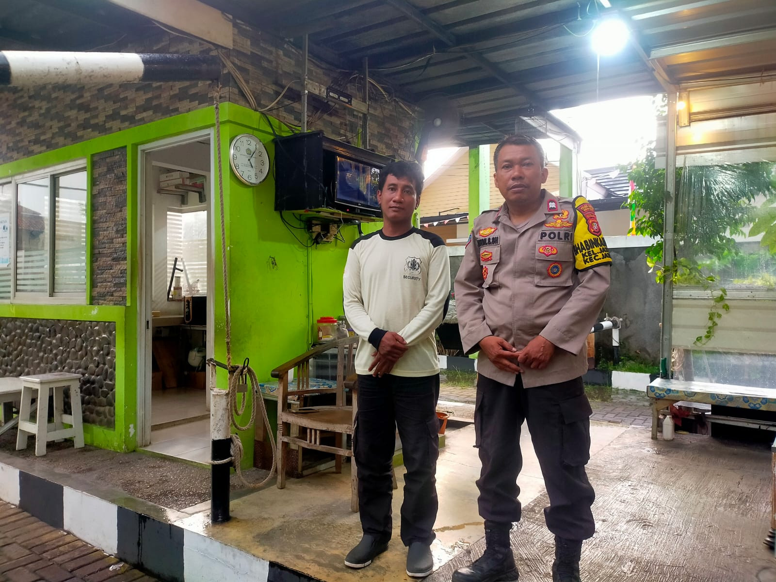 Cegah Gangguan Keamanan, Bhabinkamtibmas Jatisari Sambangi Petugas Sekuriti