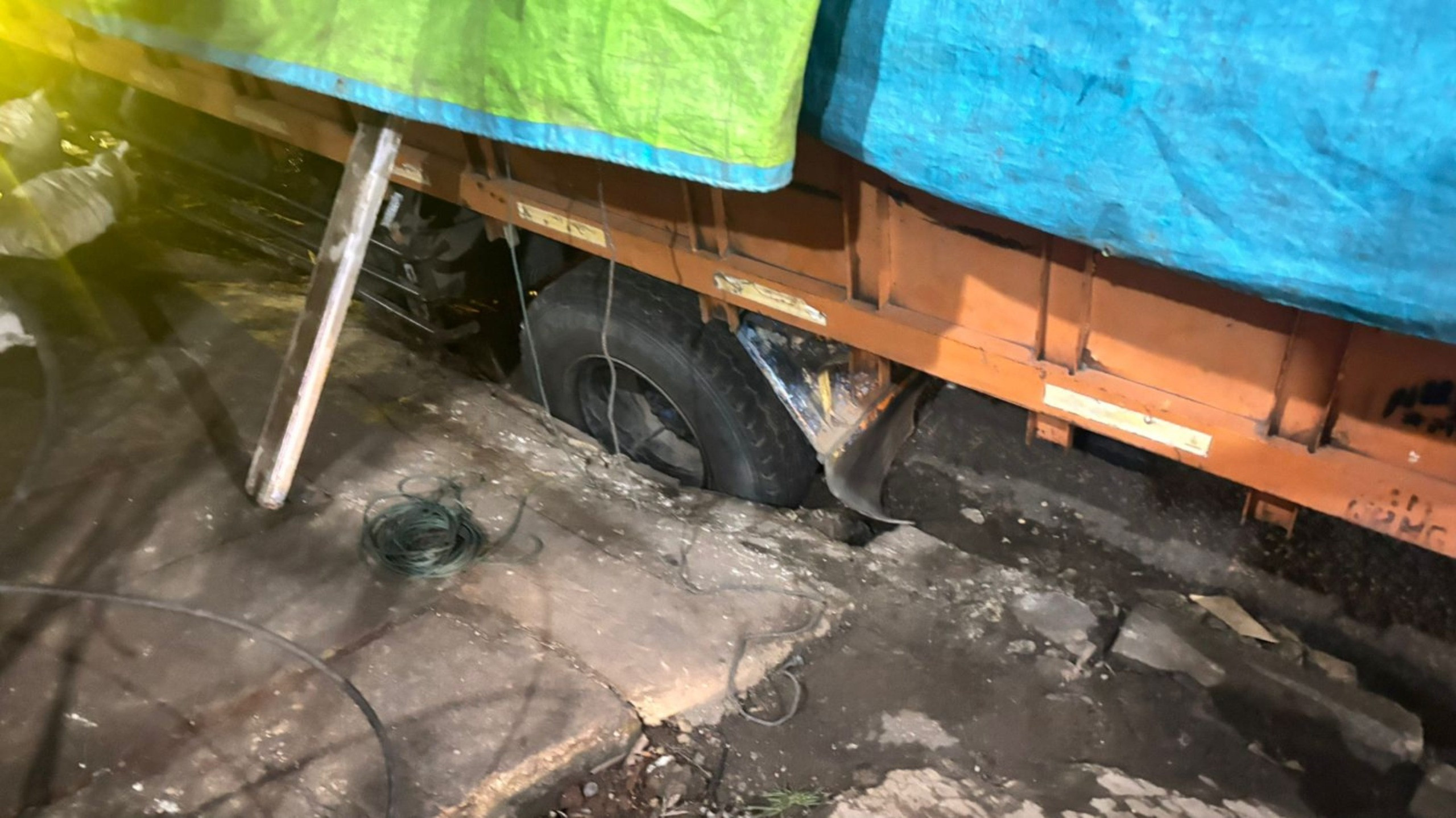 Truk Terperosok Depan Mako C Pelopor, Brimob Bantu evakuasi dan Urai Lalin