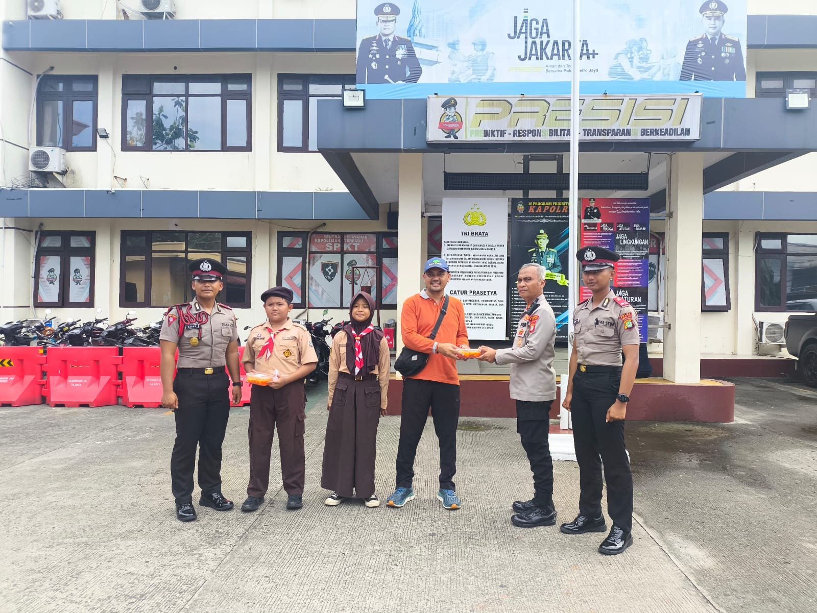 Siswa SDN 021 Tugu Utara Serahkan Hasil Panen ke Polsek Koja, Dukung Program Peduli Lingkungan