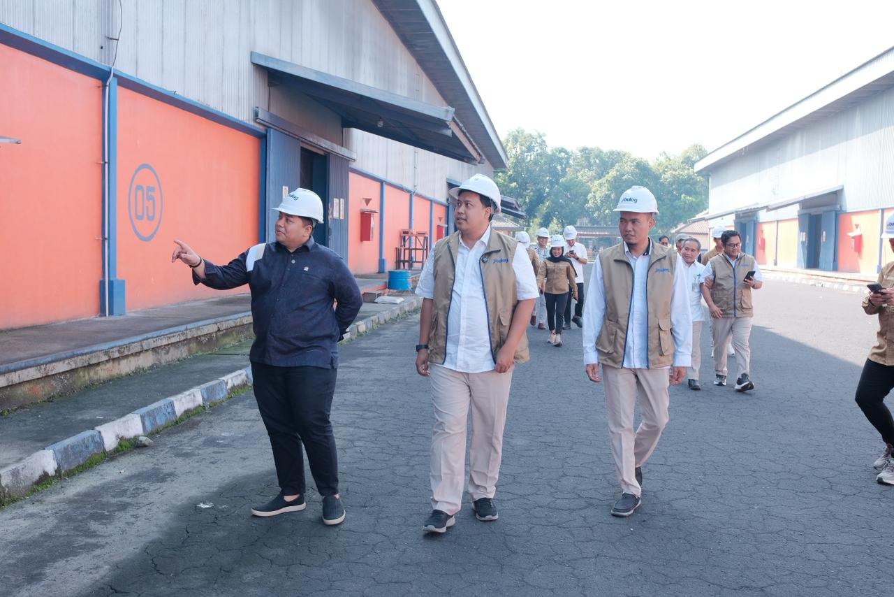 Tinjau Gudang Bulog di Lumajang, Legislator Partai Gerindra Pastikan Stok Beras dan Minyak Goreng Aman