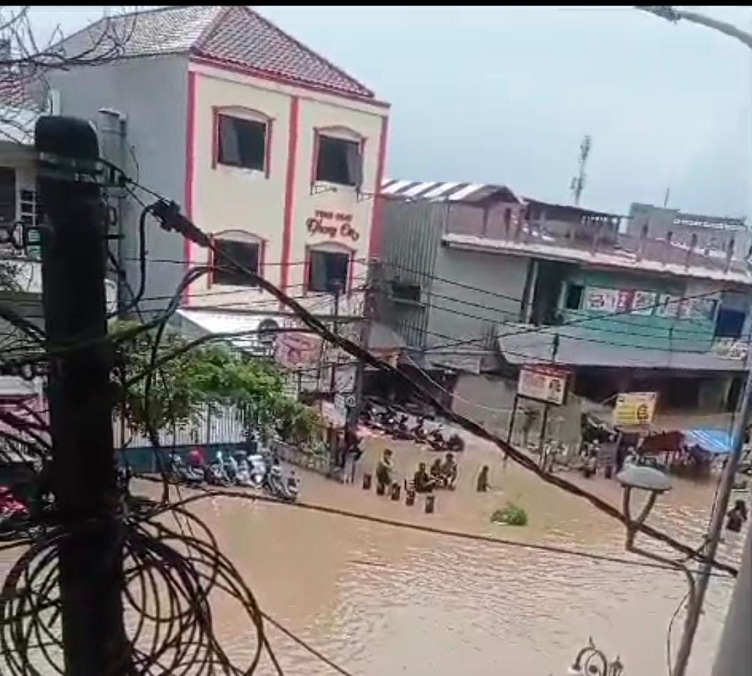 Bekasi Dikepung Banjir, Akses Jalan Lumpuh Total