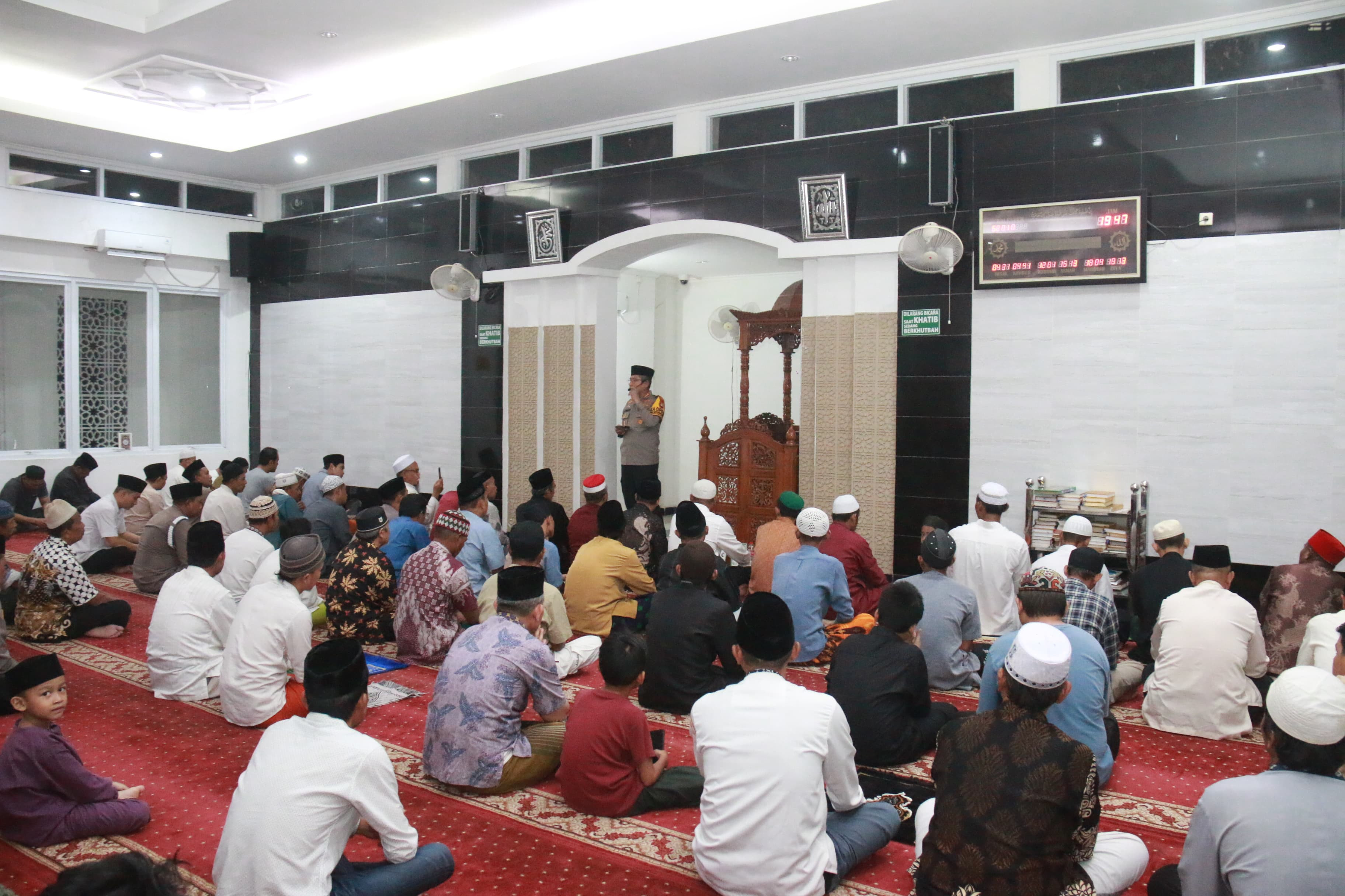 Kapolres Metro Jakarta Utara Safari Ramadhan: Jadi Imam Tarawih, Tadarus dan Bagikan Sembako