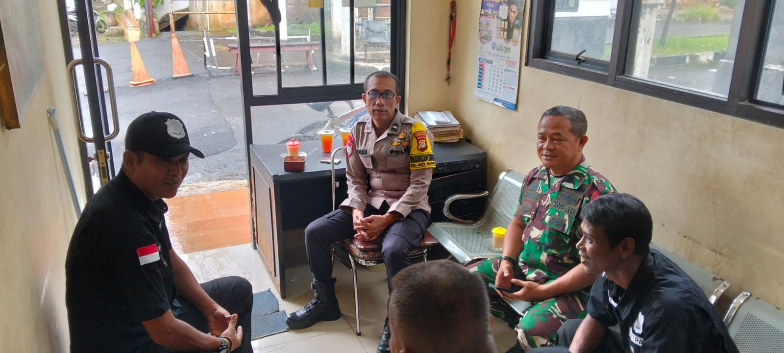 Sinergitas TNI–Polri Laksanakan Patroli dan Sambang Pos Security Perumahan PMI Jatiwarna