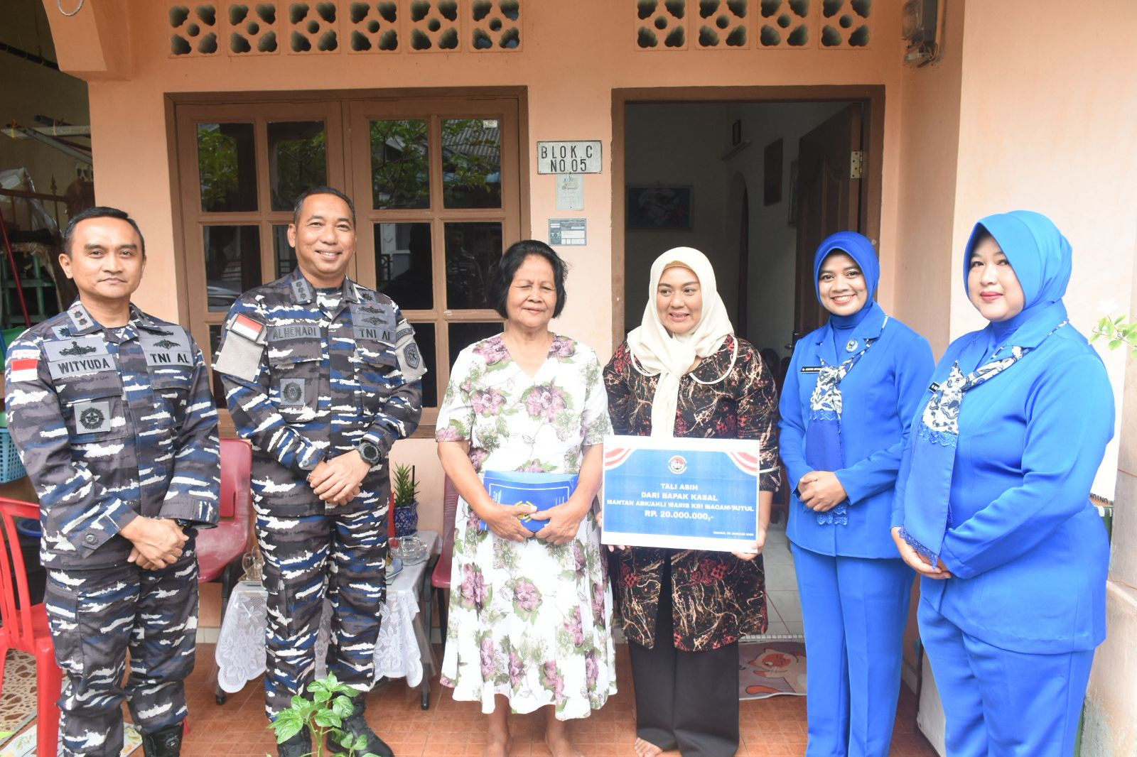 Pemberian Tali Asih Kepada Ahli Waris Pelaku Sejarah Pertempuran Aru 1962