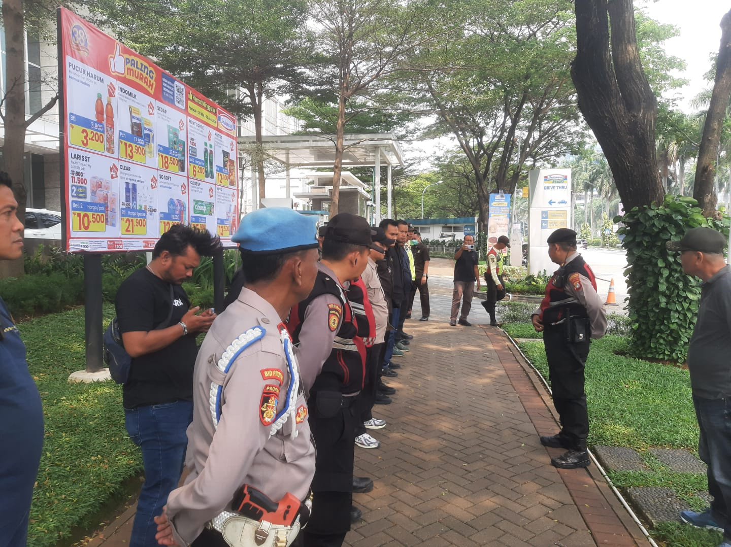 Polsek Metro Penjaringan Siagakan Personel, Pengamanan Aksi Mahasiswa di Menara Indomaret PIK Dilaksanakan Humanis