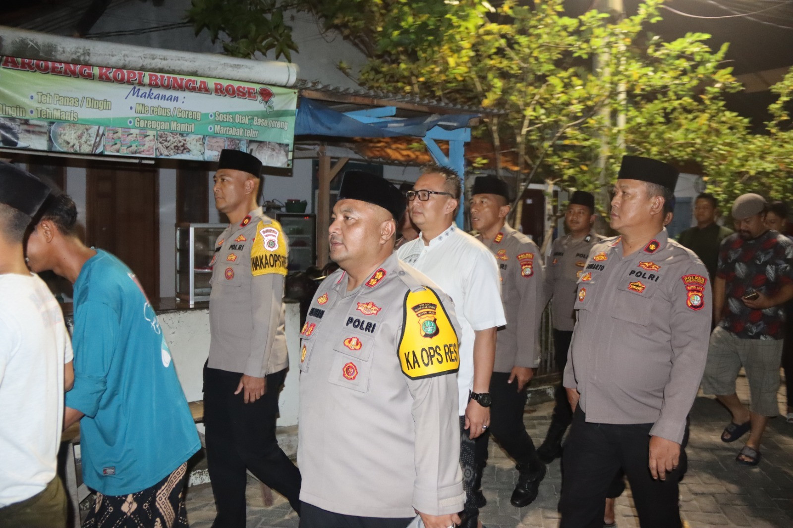 Kapolres Kepulauan Seribu Pimpin Patroli Sahur Bersama Warga di Pulau Tidung, Himbau Jaga Keamanan