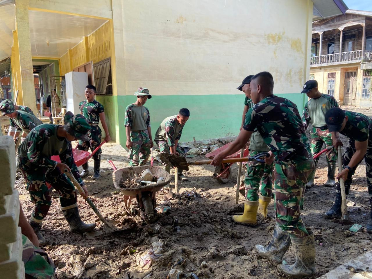 TNI AD dan Warga Bahu-membahu Bersihkan Rumah dan Pondok Bersalin Terdampak Bencana Banjir