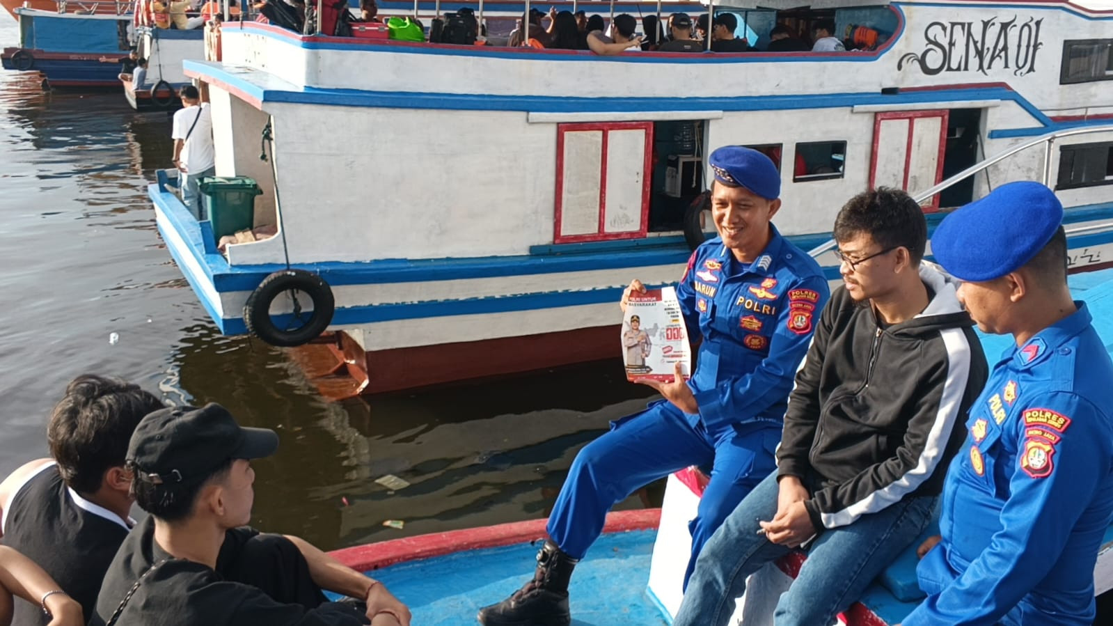 Patroli Dialogis Satpolairud Polres Kepulauan Seribu Melalui Jakarta On The Spot, Sosialisasikan Keselamatan Laut dan Layanan Polisi 110 kepada Wisatawan