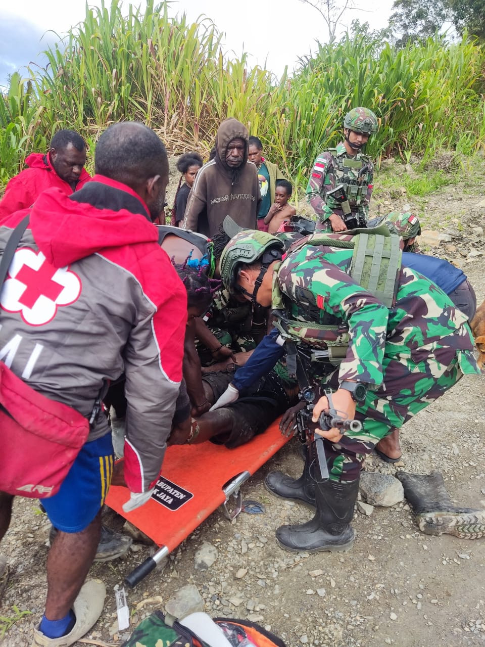 Sigap, Satgas Yonif 715/Motuliato Berikan Pertolongan Kepada Masyarakat Yang Mengalami Kecelakaan, di Jalan Trans Mulia - Sinak